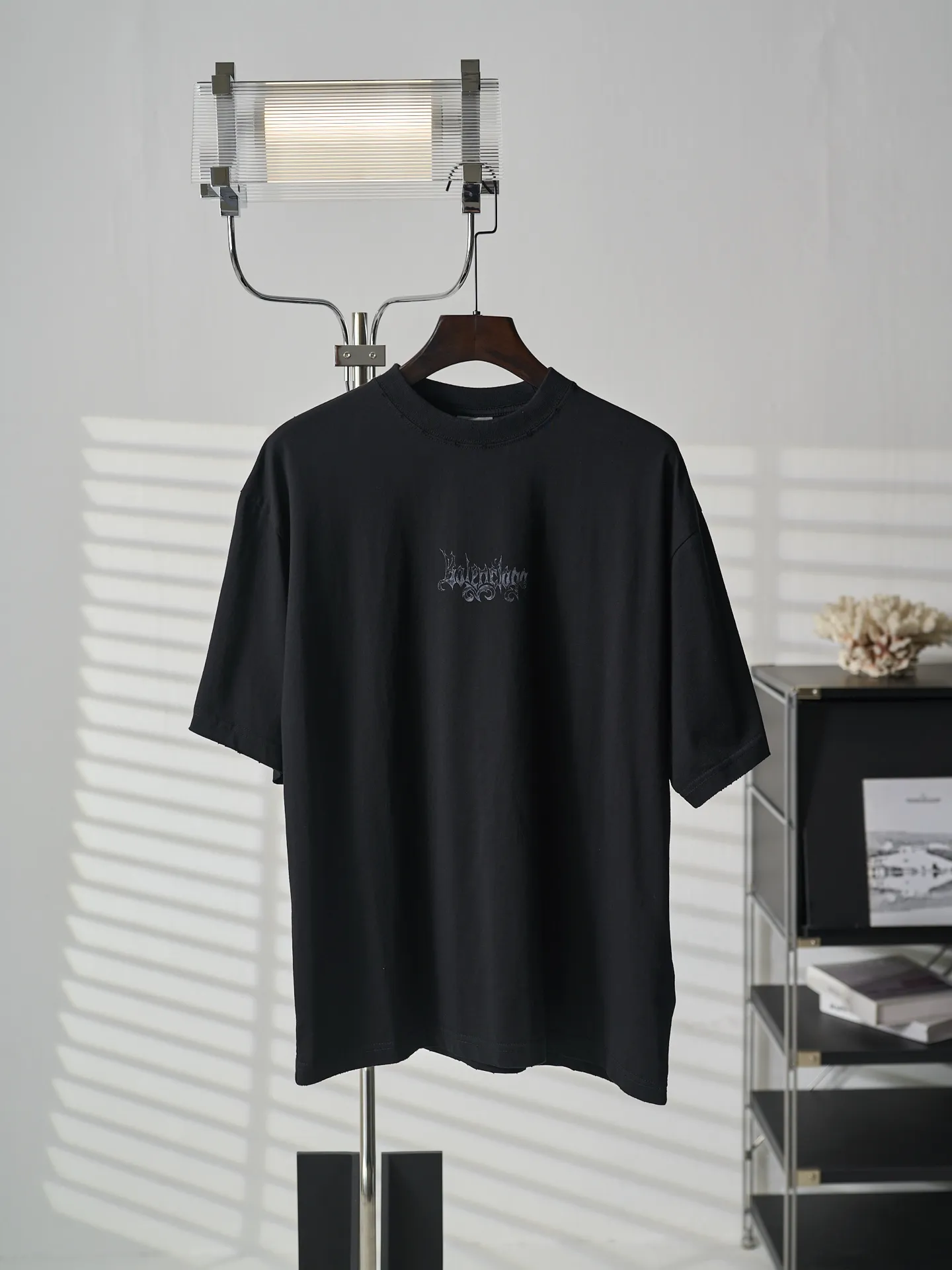 Balenciaga/ T 【In Stock】XS S M L ：24 / 185G ：32 1×1 / 270G 24 ， 。 、 ， ， ； ， 。 32 ， ， ， 。 。 ， ， 。 ， ， Breathable、 。 ， 、 ， ， ，Breathable 。 ； 。 ， Retro 。